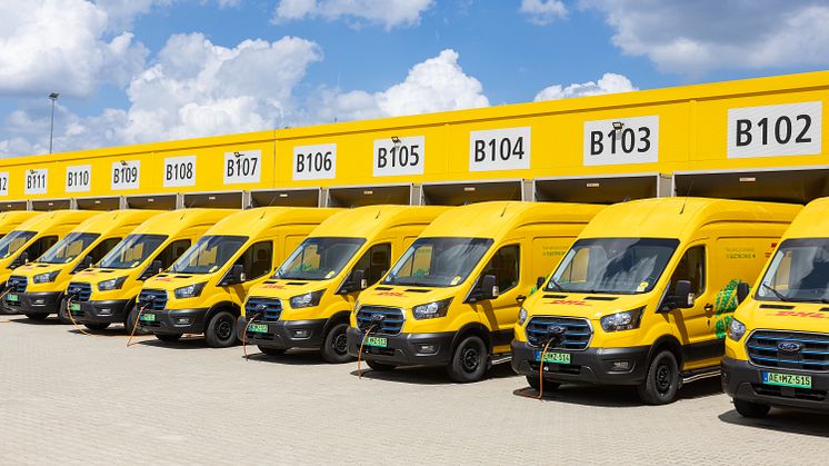 Ford E-Transit furgonokkal duplázza meg elektromos flottáját Budapesten a DHL: a logisztikai vállalat fővárosi csomagkézbesítéseinek 70%-a ezzel lokálisan kibocsátásmentes lesz