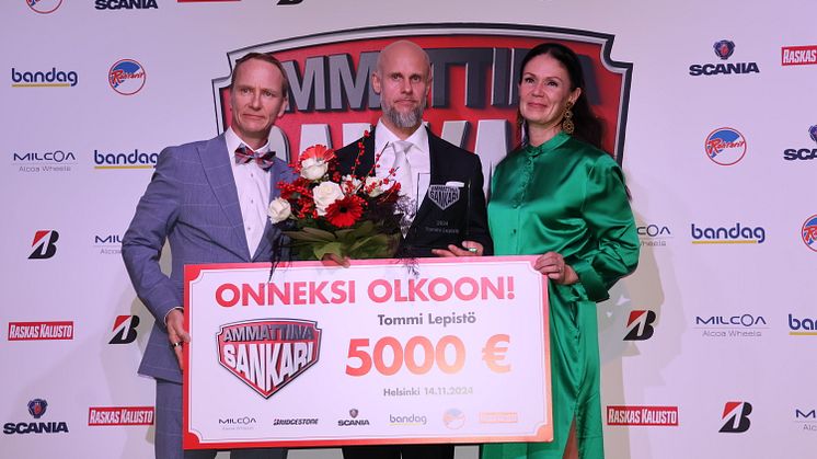 Ammattina Sankari -kampanjan vuonna 2024 palkitsema Sankari Tommi Lepistö sai merkittävän palkinnon liikenne- ja viestintäministeri Lulu Ranteen ja Bridgestone Europen Jussi Huhdan ojentamana.