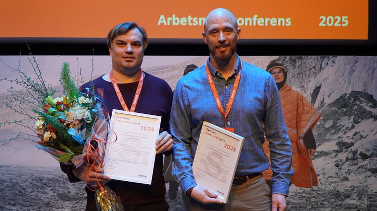Jim Abrahamsson och Fredrik Taivalsaari från LKAB Malmberget fick ta emot årets Arbetsmiljöpris på Svemins Arbetsmiljökonferens. 