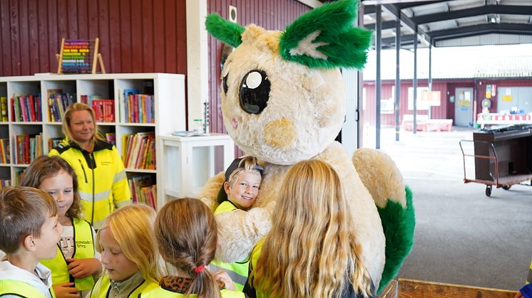 Barnen träffar sorteringsdjuret Lotsa som hjälper oss att återvinna på rätt sätt.