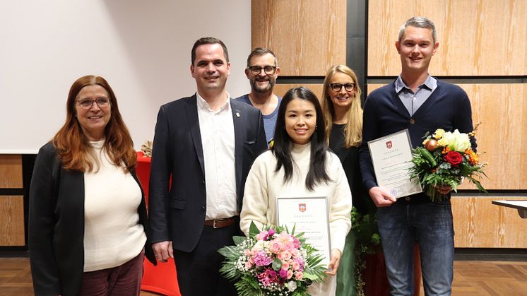 Bei der Übergabe der Gerontologiepreise: Prof.in Dr.in Hildegard Theobald, Bürgermeister Kristian Kater, Prof. Dr. Andrea Teti, Preisträgerin Lihui Yin, Lena Fuchs und Preisträger Justus Seebade.