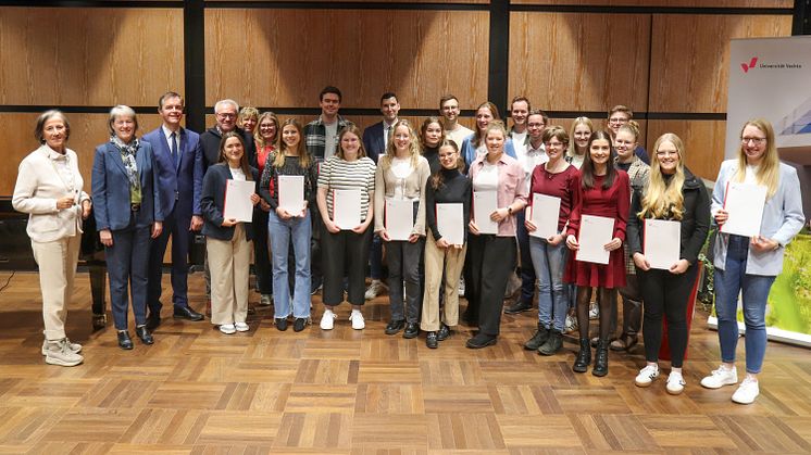 Die anwesenden Stipendiatinnen und Stipendiaten zusammen mit der Auswahlkommission. 
