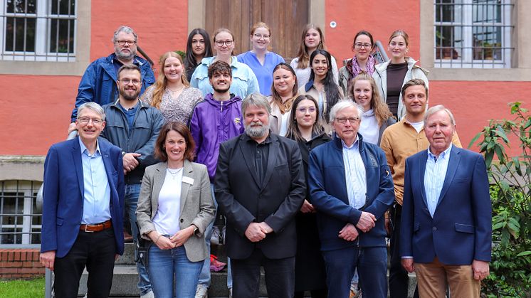 Die Projektverantwortlichen mit der Studierendengruppe: (1.R.v.l.) Prof. Dr. Michael Hirschfeld, Dr. Katharina Tebben, Prof. Dr. Eugen Kotte, Benno Dräger, Friedrich Grüterich. (2.R. links): Raphael Schmitt. (2.R rechts): Dr. Martin Hölzen