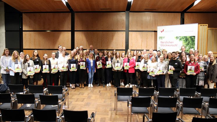Die Stipendiat*innen und Fördernden bei der Vergabefeier 2024