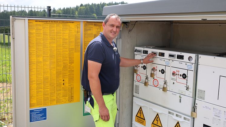 Servicetechniker Sebastian Tauber überprüft die Messwerte der 20kV Schaltanlage einer Kundenstation. 