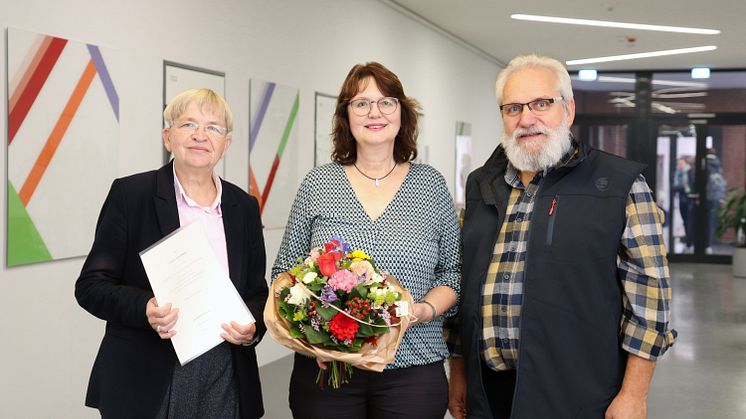 v.l. Vizepräsidentin Dr.in Marion Rieken, Ursula Lünsmann und Andreas Förstermann, 2. stellvertretender Vorsitzender des Personalrats, bei der Urkundenübergabe.
