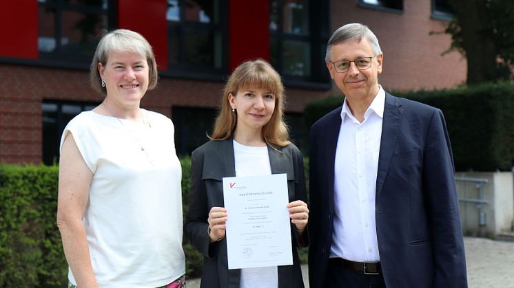 Bei der Urkundenübergabe: Privatdozentin Dr.in Anna Szyrwińska-Hörig zusammen mit Universitätpräsidentin Prof.in Dr.in Verena Pietzner und Habilitationsvater Prof. Dr. Jean-Christophe Merle