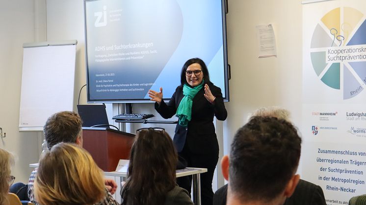 Prof. Daglioglu, Präsidentin der HdWM, begrüßt zur Fachtagung "AD(H)S und Sucht" an der HdWM