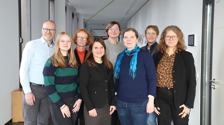  v.l.: Dr. Niels Logemann, Neele Holt, Prof.in Dr.in Monika Angela Budde, Dr.in Monika Reimer, Prof.in Dr.in Raphaela Porsch, Dr.in Anna-Theresia Decker (Geschäftsführerin ZfLB), Prof. Dr. Leif Mönter und Prof.in Dr.in Karin Zimmer