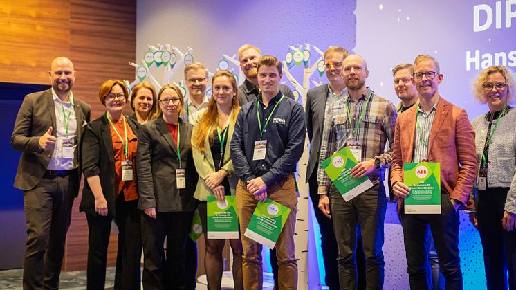 11 nyanslutna partners till Umeå klimatfärdplan hälsades välkommen av Hans Lindberg, S, kommunstyrelsens ordförande till vänster och Janet Ågren, S, vice andra ordförande i kommunstyrelsen.