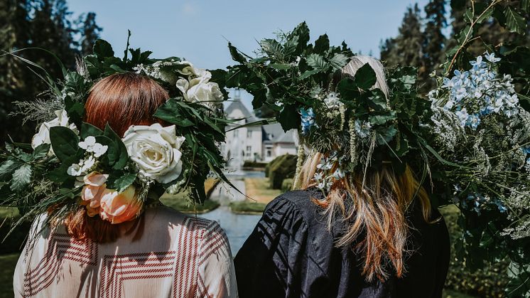 Fira midsommar i Norrvikens grönskande trädgårdar
