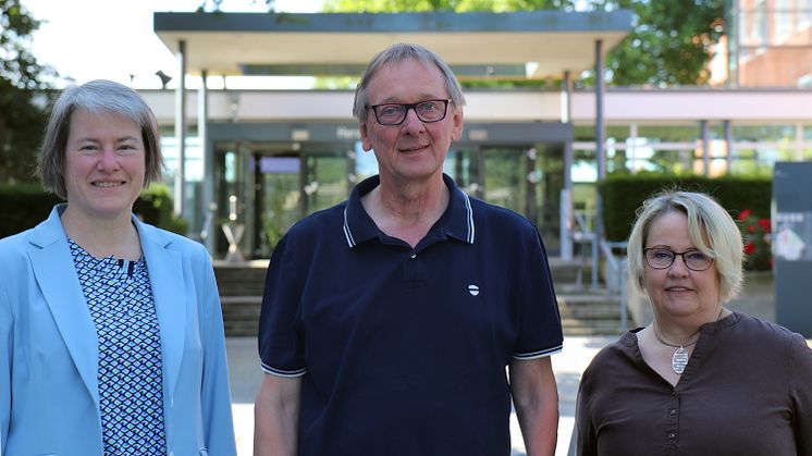 (v.l.) Präsidentin Prof.in Dr.in Verena Pietzner, Wilhelm Lohmann, und Personalratsvorsitzende Monika Riesmeier