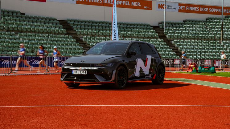 IONIQ 5 N på Bislett Stadion under Holmenkollstafetten i 2024. Foto: Hyundai Motor Norway