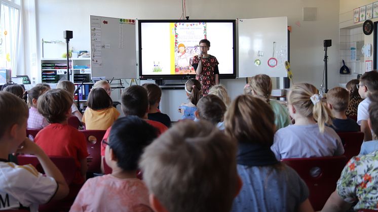 Die Kinderbuchautorinnen Katrin Pokahr (Foto) und Anne Ameling haben für das Projekt zwei Lesungen an der Overbergschule in Vechta gehalten.