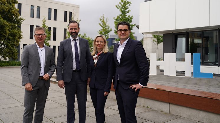 v. l.: Bodo Rodestock (Vorstand VNG AG), Sebastian Gemkow (Sachsens Wissenschaftsminister), Mandy Baum (Leitung Stiftungen VNG AG), Prof. Dr. Tobias Dauth (Rektor und Kaufmännischer Geschäftsführer der HHL)