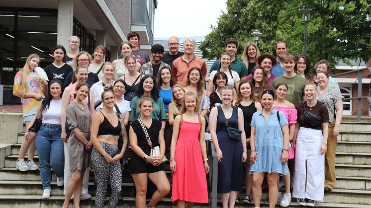 Die teilnehmenden Studierenden mit den Lehrenden Hanna Turunen (dritte Reihe, ganz rechts), Deb Woodman (vierte Reihe, ganz rechts) Magnus Frampton (fünfte Reihe, 4.v.r.) sowie Svenja Wetzenstein und Traugott Haas (letzte Reihe, mitte).