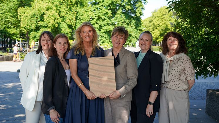 Den norske sengeprodusenten Jensen er vinner av Svaneprisen 2024. Fra venstre: Birgit Fonnesbæk Andersen, Kristine Sylling, Cathrine Pia Lund, Marit Haukelidsæter, Marie Watten Eisenhardt, Nina Stordalen. Foto: Maria Fæste Jentoft