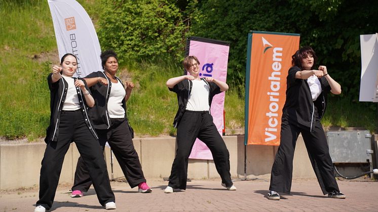 Xeno I.D. Dance Crew uppträder på Albydagen. Foto: Subtopia