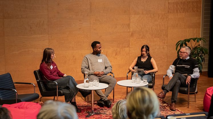 I panelsamtalet om ungas engagemang och framtidstro deltog Hanna Löfstrand, Erikshjälpen, Abdifatah Mustafe, Skäggetorps ungdomsförening, Houler Akhwarzi, Underground Råslätt och Mattias Ingeson, Erikshjälpens generalsekreterare.
