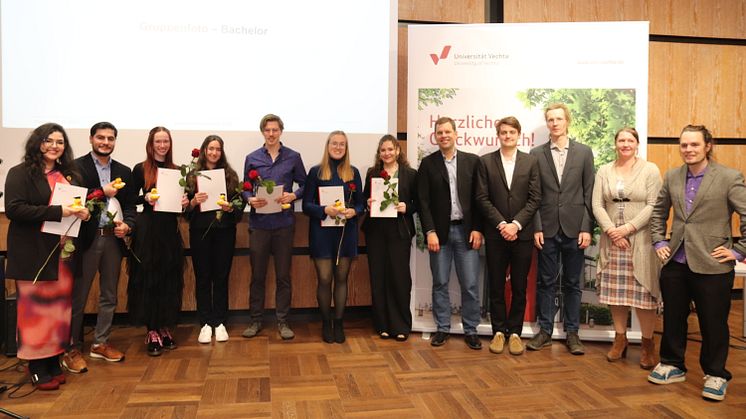 Die Teilnehmenden Bachelor-Absolvent*innen mit Dozierenden des Fachs (Fotos: Céline Solórzano)
