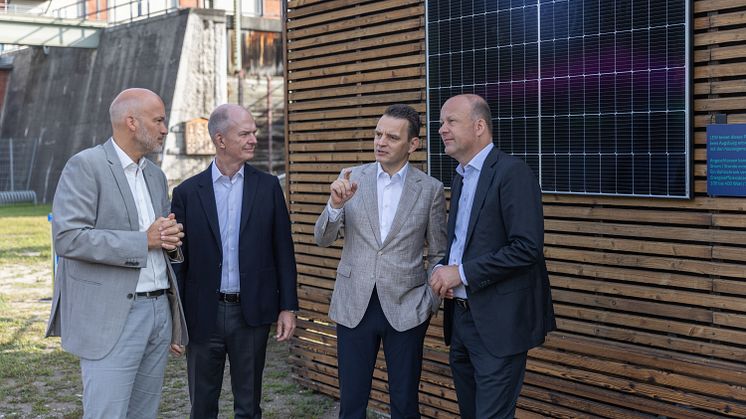 Besuch im Wasserkraftwerk Langweid: Martin Sailer, Landrat des Landkreises Augsburg, Leo Birnbaum, Vorstandsvorsitzender von E.ON sowie die LEW-Vorstände Dietrich Gemmel und Christian Barr (v.r.n.l.)