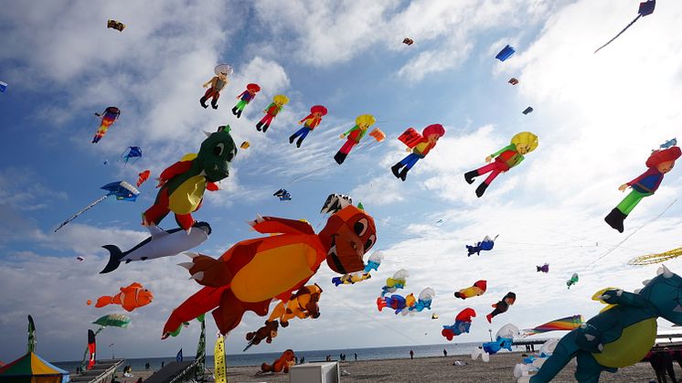 Während des Drachenfests verwandelt sich der Himmel am Südstrand in ein buntes Farbenmeer. © Tourismus-Service Fehmarn 