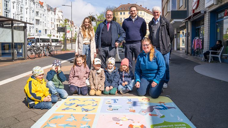 (v.l.) Jule Segebrecht (Quartiersmanagerin Holtenauer Straße), Marten Freund, Constantin Cremer, Stefan Schneider (alle die Holtenauer e.V.) und Jessica Kahlo (Leitung, Kindertagesstätte Heiligengeist) präsentieren die neuen Spielepunkte.