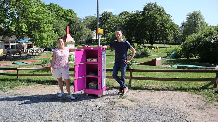 Mikaela Lodén, Näringslivsansvarig på Vaxholms stad, och Erik Lundqvist, Verksamhetsansvarig idrott och fritid på Vaxholms stad, vid en av aktivitetsboxarna från Piffl i Lägret, Vaxholm.