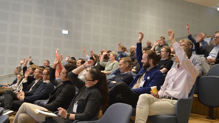 Handuppräckning från byggföretagens deltagare under Lean-experten Niklas Modigs föreläsning på Lean Forum Bygg konferens 2024. Bild: Linnea Persson