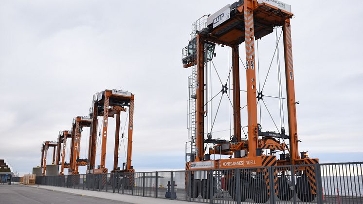 Fem straddle carriers flyttet til ny containerterminal i København