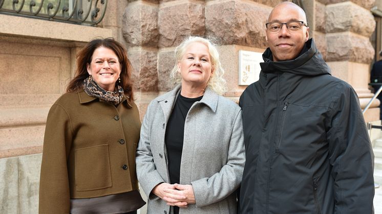 Caroline Thunved, Anna Lihr och Pascal Tshibanda utanför riksdagen. 