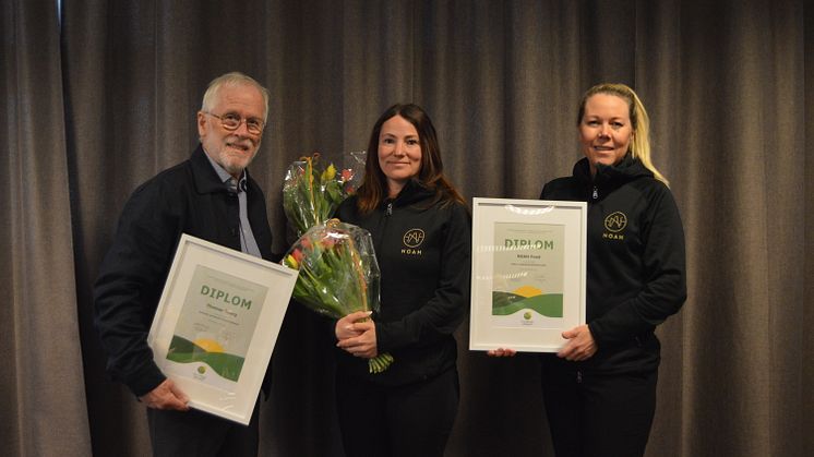 På bilden från vänster: Thomas Öberg mottagare av Ragnar Lassinanttis kulturpris, Ann Liljeholm och Malin Winsa från Noah Food, mottagare av priset Årets Landsbygdsföretag. 