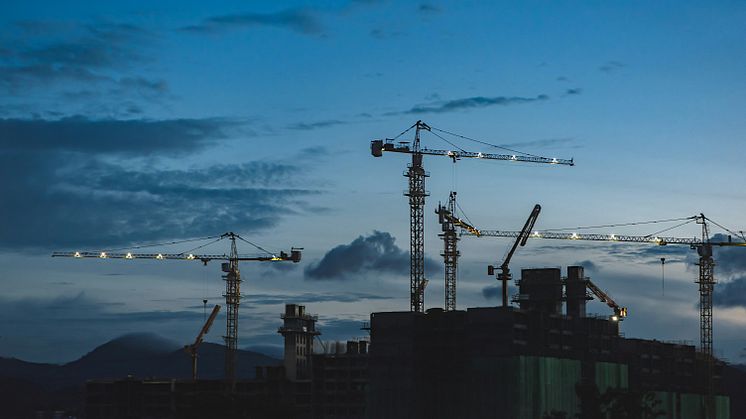 Att navigera genom en lågkonjunktur kräver strategisk anpassning, nya affärsmodeller och långsiktig planering – byggentreprenörer som fokuserar på hållbarhet, digitalisering och kompetensutveckling kan stärka sin konkurrenskraft inför framtiden.