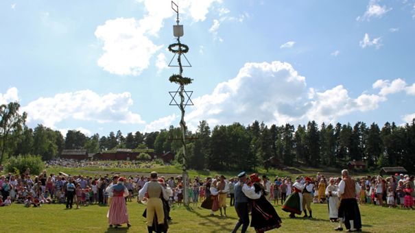 Midsommarfirande Vallby Friluftsmuseum