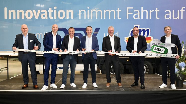 v.l.n.r.: M. Gerke, Entwicklungsleiter Deutschland GLP, J. Lund, CEO DSV A/S, C. Bodi und C. Werner, dm-Geschäftsführung, F. Rebhan, Oberbürgermeister Neustadt bei Coburg, S. Straubel, Landrat Coburg und G. Badura, DSV.
