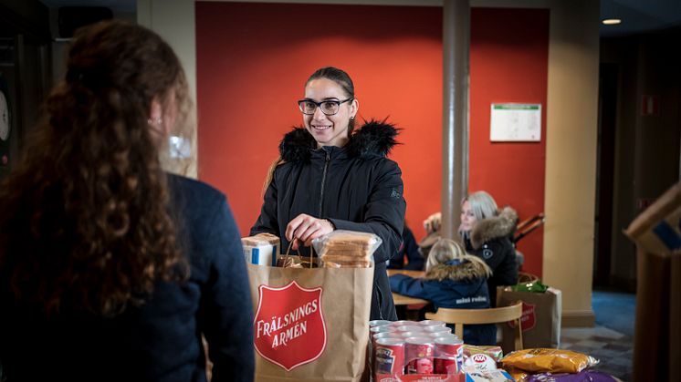 Förra året birog Frälsningsarmén till ekonomisk hjälp (matkassar, rekvisitioner på kläder, presentkort etcetera) vid 51 480 tillfällen. Foto: Jonas Nimmersjö, kampanjbild