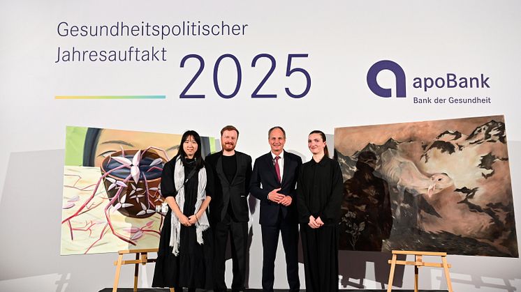 V.l.n.r.: Die ausgezeichneten Künstlerinnen Hyesu Jeong und Ana Korkia neben ihren Werken, sowie Kolja Reichert, Leitender Kurator Kunstsammlung K21, und Matthias Schellenberg, Vorstandsvorsitzender der apoBank (Foto: Violetta Odenthal)
