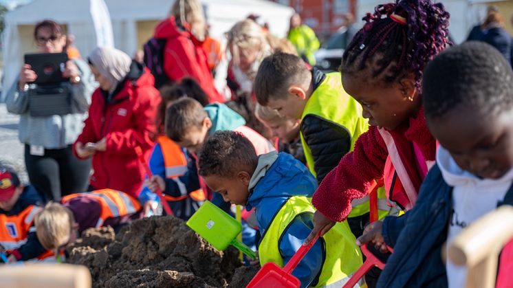 De första spadtagen på skolan mellan Arlöv och Åkarp togs av kommunens förskolebarn.