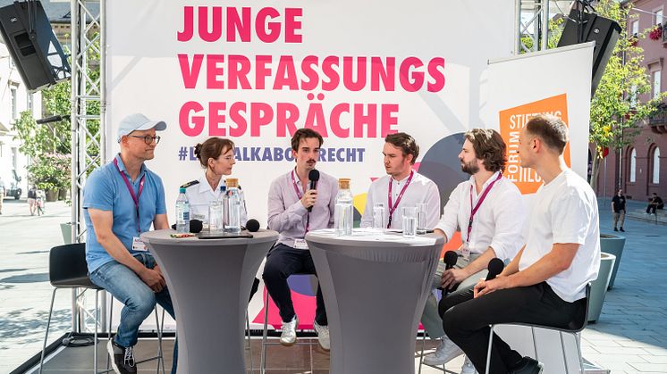 Zukunftsfragen im Dialog: Jugendliche und Experten im Austausch über Grundgesetz und Demokratie