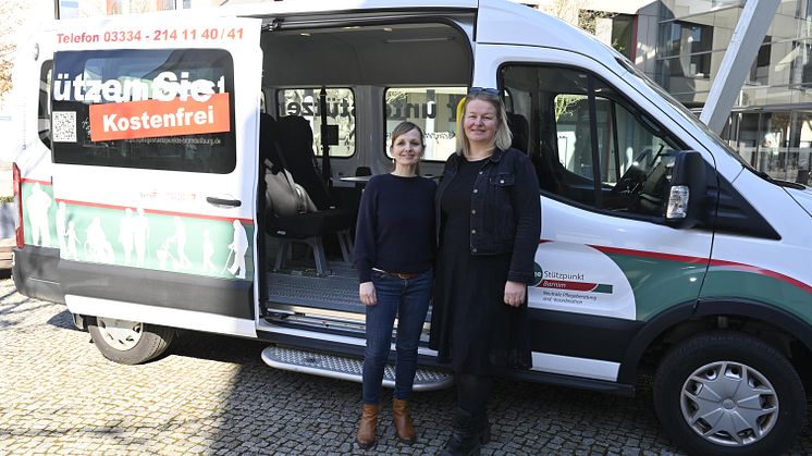 Frau Rudnick (l.) und Frau Schlüter beraten im Barnim kostenfrei und unabhängig zum Thema Pflege - mittlerweile auch mobil mit dem Pflegebus. Foto: Landkreis Barnim/Bachmann