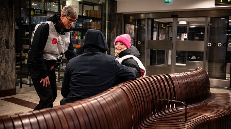 Bland de personer i hemlöshet som Frälsningsarméns team möter vid Centralstationen finns allt fler äldre, många med begynnande demens. Foto: Jonas Nimmersjö