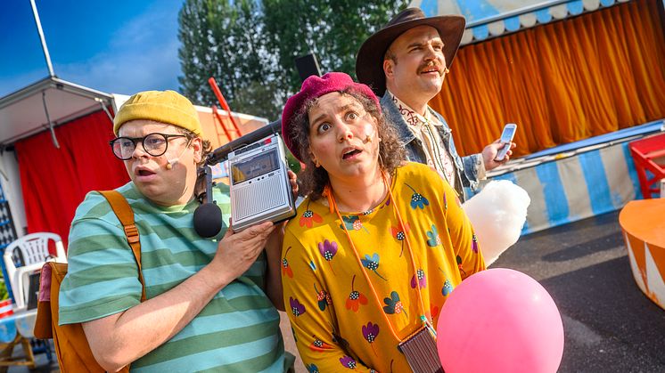 Lasse, Maja och polismästaren hjälps åt att lösa det mystiska Cirkusmysteriet i Teater Västernorrlands föreställning med samma namn. Foto: Lia Jacobi