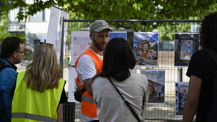 För några veckor sedan hölls ett första event där boende i Skogås och Trångsund bjudits in. Under eventet fick deltagarna träffa Streetcorner som samlade in olika förslag och idéer för konstmuren