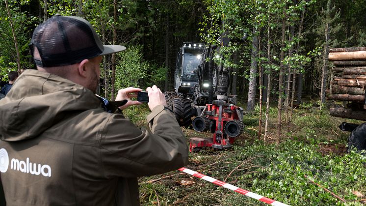 Founder and Business Development Manager Magnus Wallin is pleased with the great interest in Malwa's machines at Elmia Wood 2025.