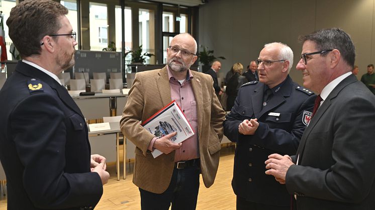 v.l.: Maik Toppel (Leiter PD Ost), Landrat Daniel Kurth, PI-Leiter Jens Starigk und Bürgermeister André Stahl. Fotos: Landkreis Barnim/Bachmann