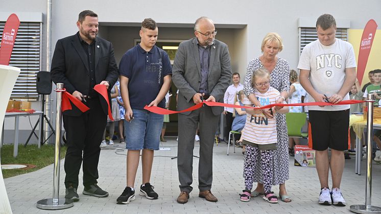 Bürgermeister Götz Herrmann (l.), Landrat Daniel Kurth und Schulleiterin Janett Händel gemeinsam mit Schüler/innen der Märkischen Schule bei der offiziellen Banddurschneidung. Foto: Landkreis Barnim/Bachmann