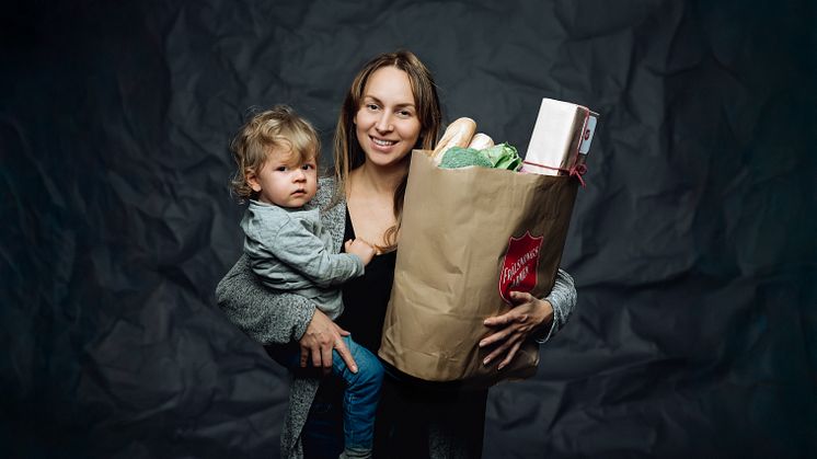 Många av dem som vänder sig till Frälsningsarmén för hjälp inför julen är ensamma mammor, som har svårt att få ekonomin att gå ihop. Foto: Jonas NImmersjö, kampanjbild 