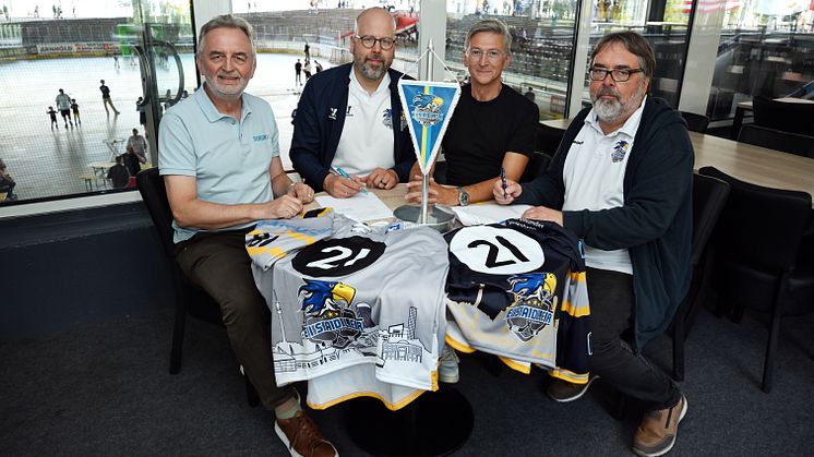 Bei der Vertragsunterschrift (von links nach rechts): Richard Genuit (Geschäftsführer DOKOM21), Stefan Witte (1. Vorsitzender Eisadler), Jörg Jacoby (Vorstandssprecher DSW21) und Werner Bracht (2. Vorsitzender Eisadler).