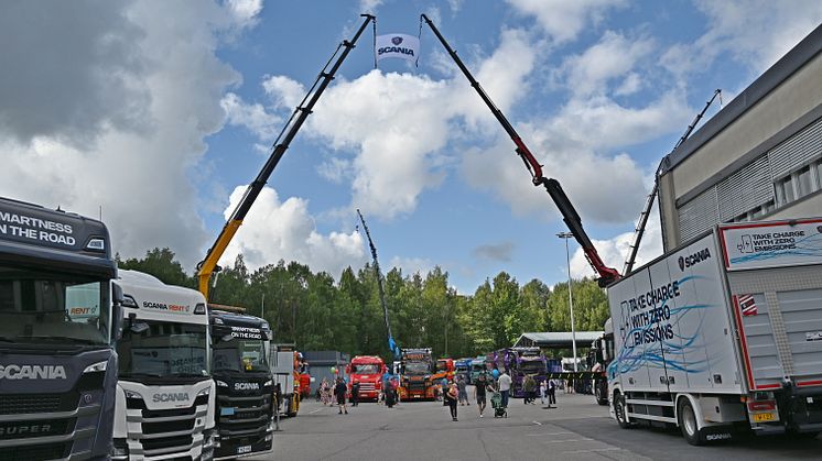 Rekkaspottaajien päivä kokosi noin 40 upeaa Scaniaa Helsingin Scania-keskuksen pihalle. 