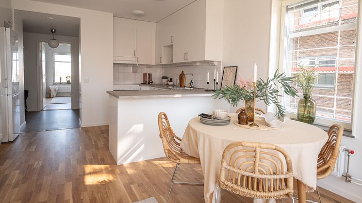 Kök och matplats i en nybyggd lägenhet. 